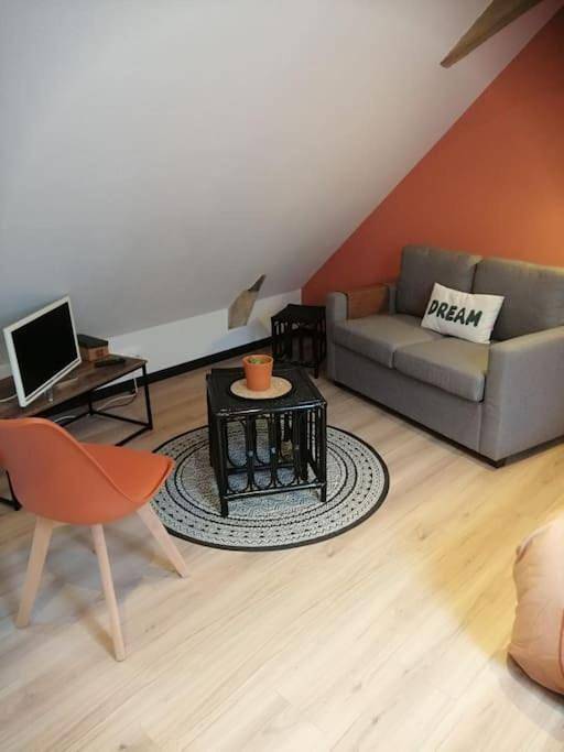 Gîte pour 2 personnes, avec jardin ainsi que balcon et vue à La Ménitré