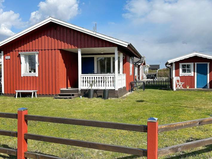 Mysig stuga med trädgård in Halland