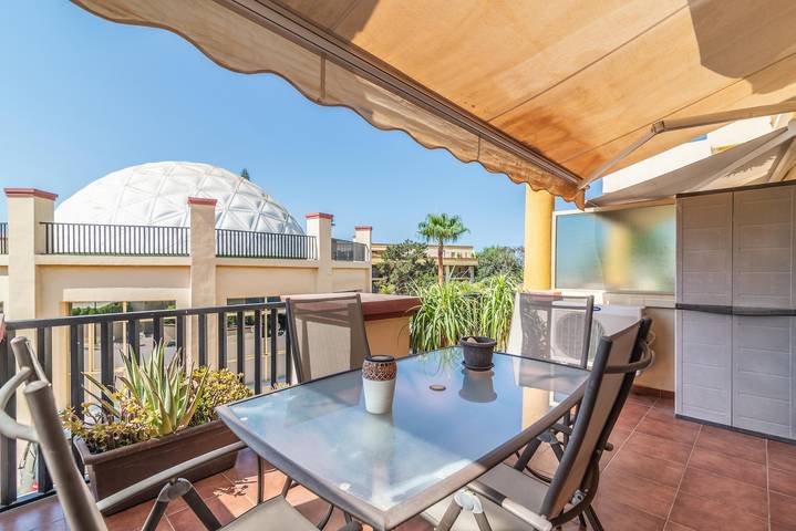 Apartamento entero, Apartamento 'Romana Playa' con piscina comunitaria, Wi-Fi y aire acondicionado in Don Carlos Elviria, Marbella