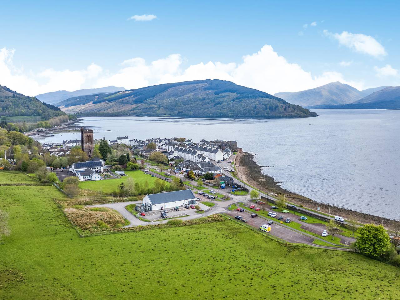 Alojamiento y desayuno para 18 personas con jardín in Argyll