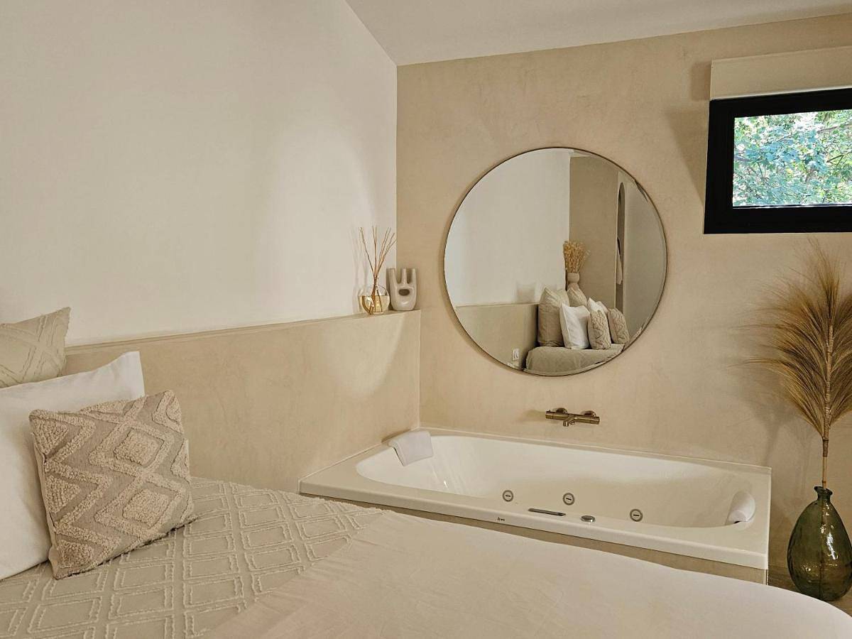Le Clos des Délices - Love Room - Chambre avec spa, terrasse et parking privatif in Aubagne, Côte méditerranéenne (France)
