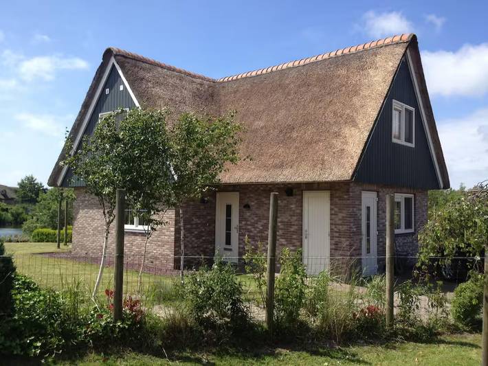 Ferienhaus für 4 Personen, mit Terrasse und Whirlpool sowie Garten und Sauna am Ijsselmeer