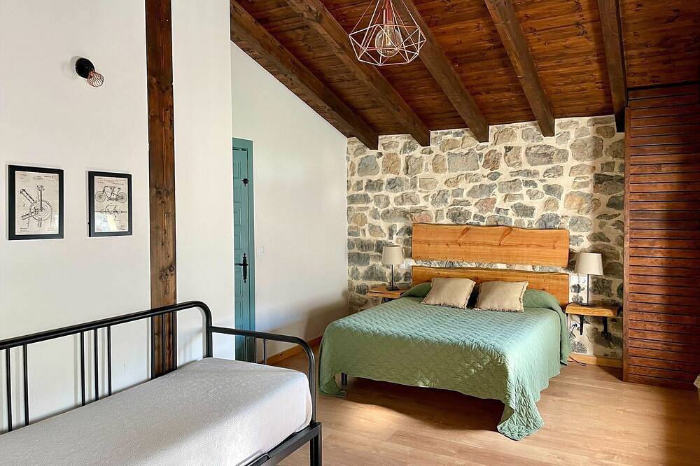 Casa Rural La Fontana de Pedroso, Descubre Cantabria y Cabarceno in Villacarriedo, Cordillera Cantábrica