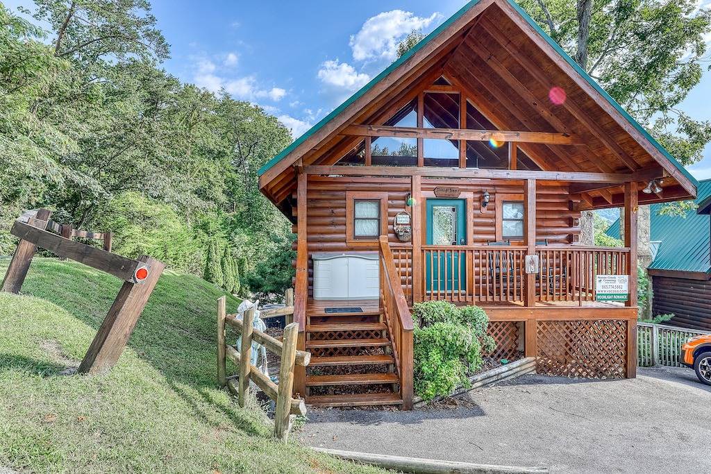 Hundefreundliche Kabine w / privaten Whirlpool & saisonalen Gemeinschaftspool in der Nähe von Ntnl Park! in Pigeon Forge, Sevier County