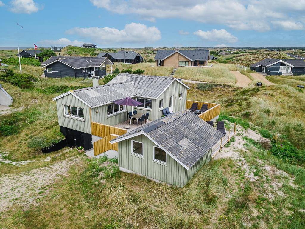Ferienhaus auf einem herrlichen Dünengrundstück in der Nähe des Wassers gelegen. in Henne, Varde