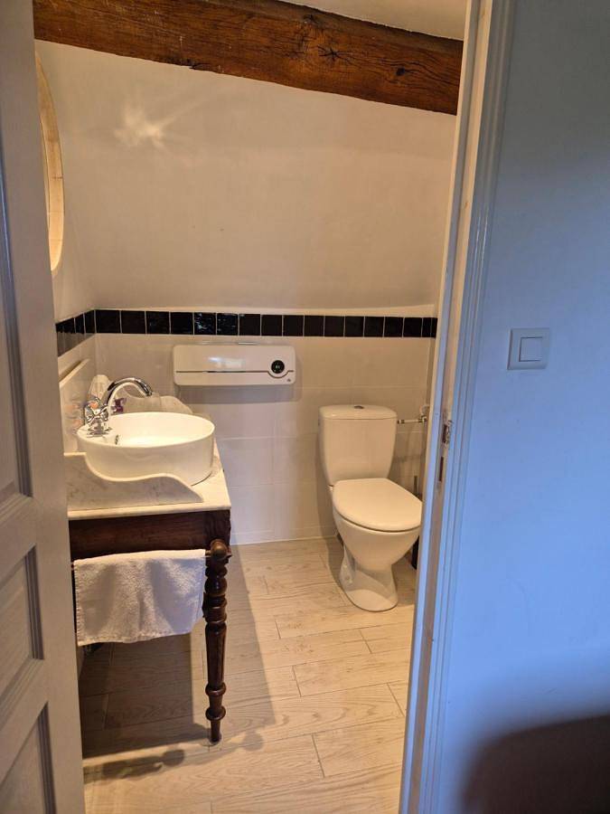 Location de vacances pour 4 personnes, avec vue et piscine ainsi que terrasse et jardin à Benayes - 3