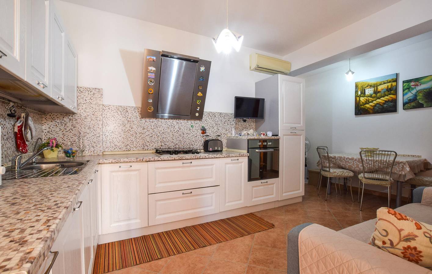 Ganze Ferienwohnung, Gemütliche Ferienwohnung mit WLAN, Klimaanlage und Parkplatz, 1,5 km vom Strand Pietrarossa entfernt in Marina di Caronia, Caronia