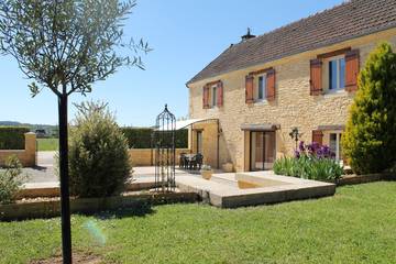 Gîte pour 4 personnes, avec jardin et terrasse à Proissans