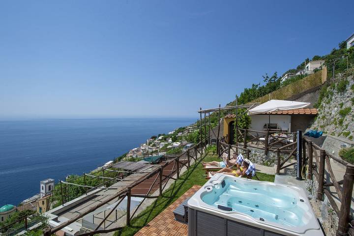Location de vacances pour 2 personnes, avec jacuzzi ainsi que terrasse et jardin à Praiano - 2
