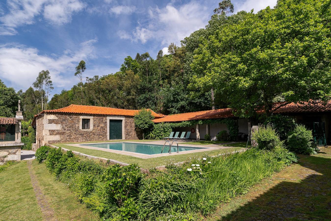Eira Country House Holiday Home with Mountain View and Pool in Fornelos e Queijada, Viana do Castelo District