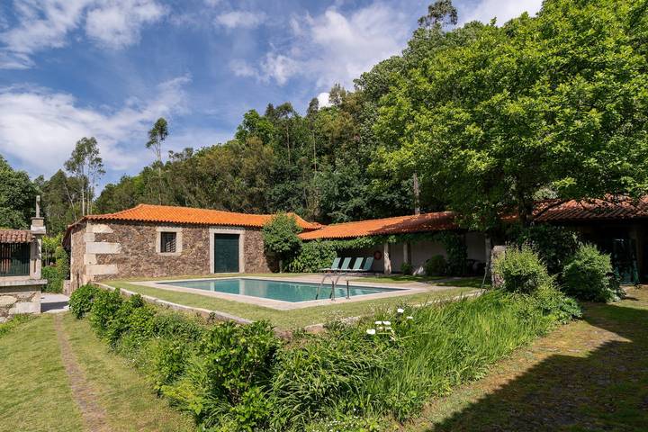 Eira Country House Holiday Home with Mountain View and Pool in Fornelos e Queijada, Viana do Castelo District