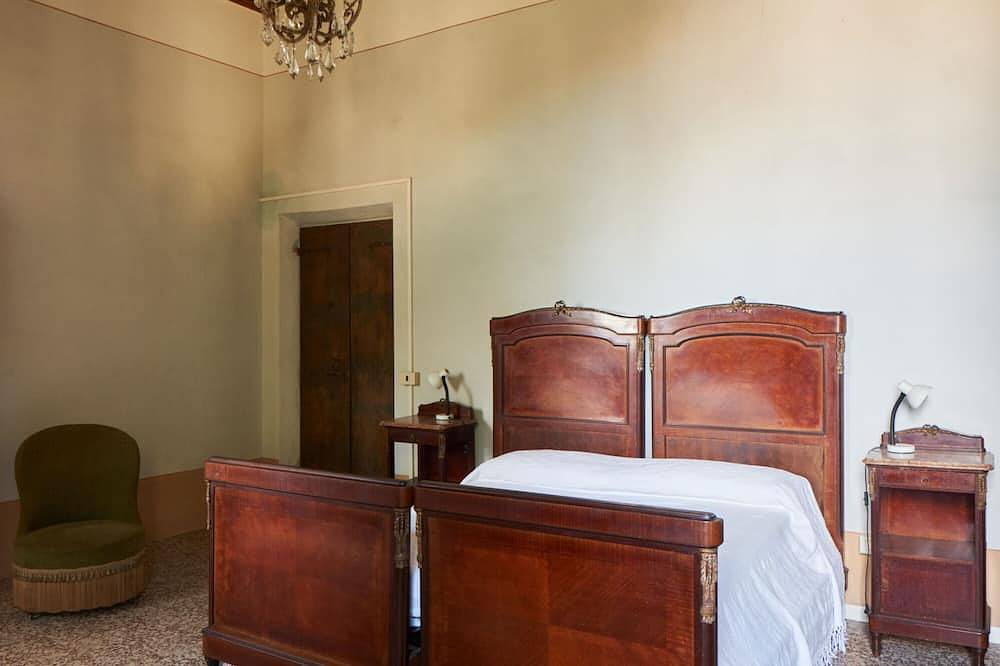 Court \"Desert. Ancient building with swimming pool in Borgo Virgilio, Mantua Provinz