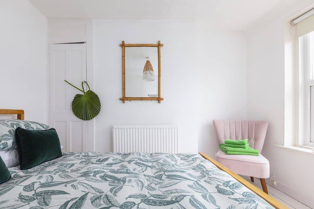 Just one row back from the beach; sea view; family & dog friendly in Deal, Kent