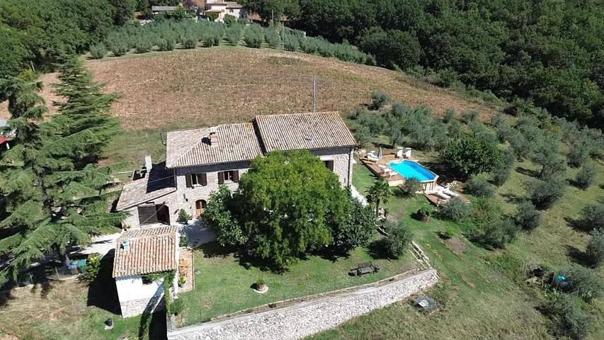Casa vacanza per 4 persone, con Terrazza e Giardino nonché Piscina e Panorama a Massa Martana