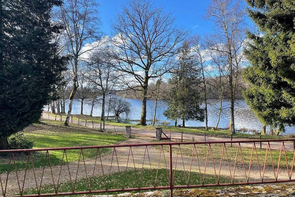 Maison individuelle avec vue sur le lac des settons, route touristique calme. in Moux-en-Morvan, Lac des Settons