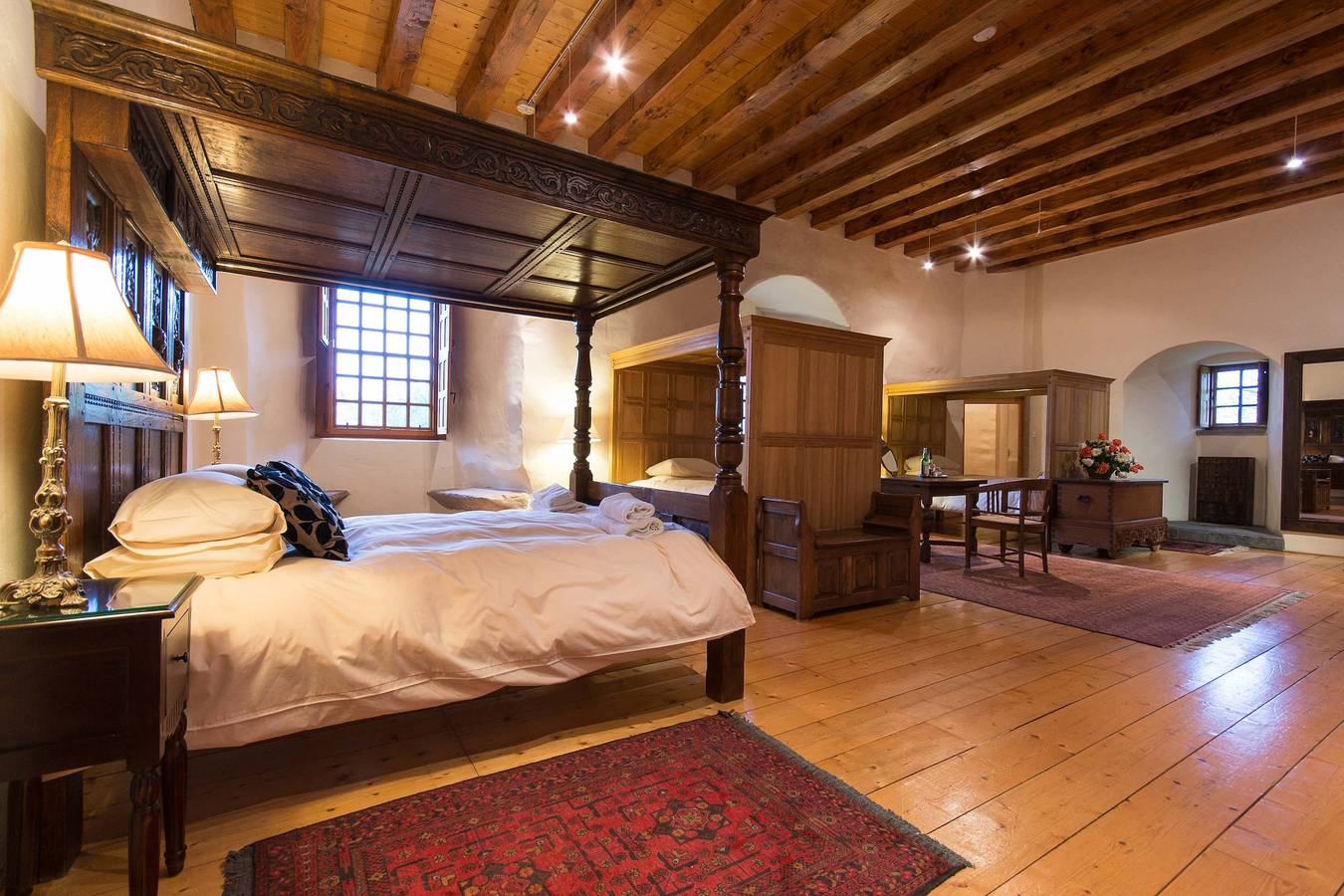 Historic 6-Bedrooms Castle Retreat in Region Fife