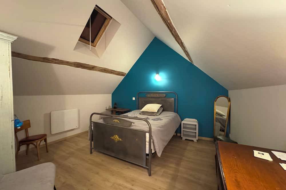 Gîte indépendant pouvant accueillir jusqu'à 6 personnes, situé dans une forêt. in Saint-Parize-le-Châtel, Nièvre