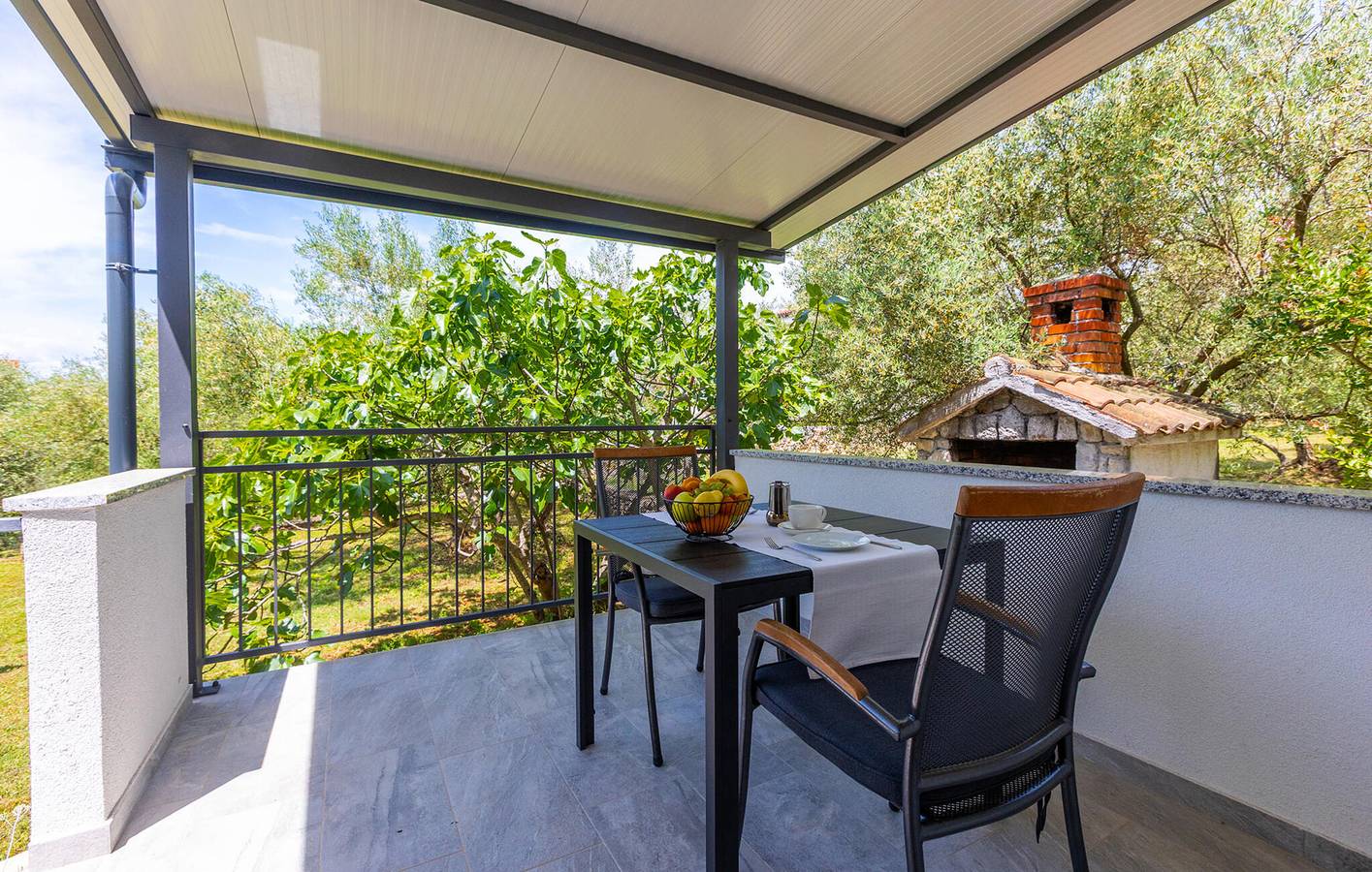 Ganze Ferienwohnung, Gemütliche Ferienwohnung mit Terrasse, WLAN und 2 km zum Strand in Malinska-Dubašnica, Krk