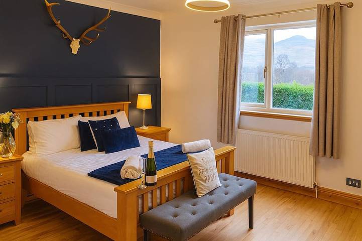 Highland Getaway w/ Hot Tub, Cinema & Log Fire in Loch Lomond, Argyll & Bute