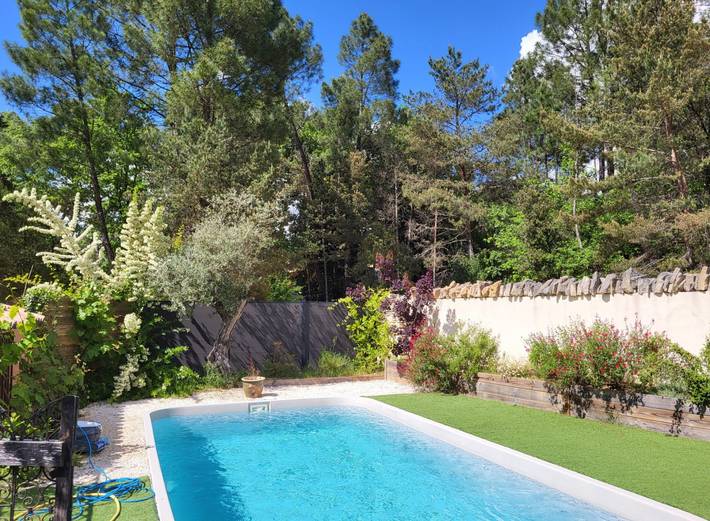 Gîte pour 4 personnes, avec terrasse ainsi que piscine et jardin