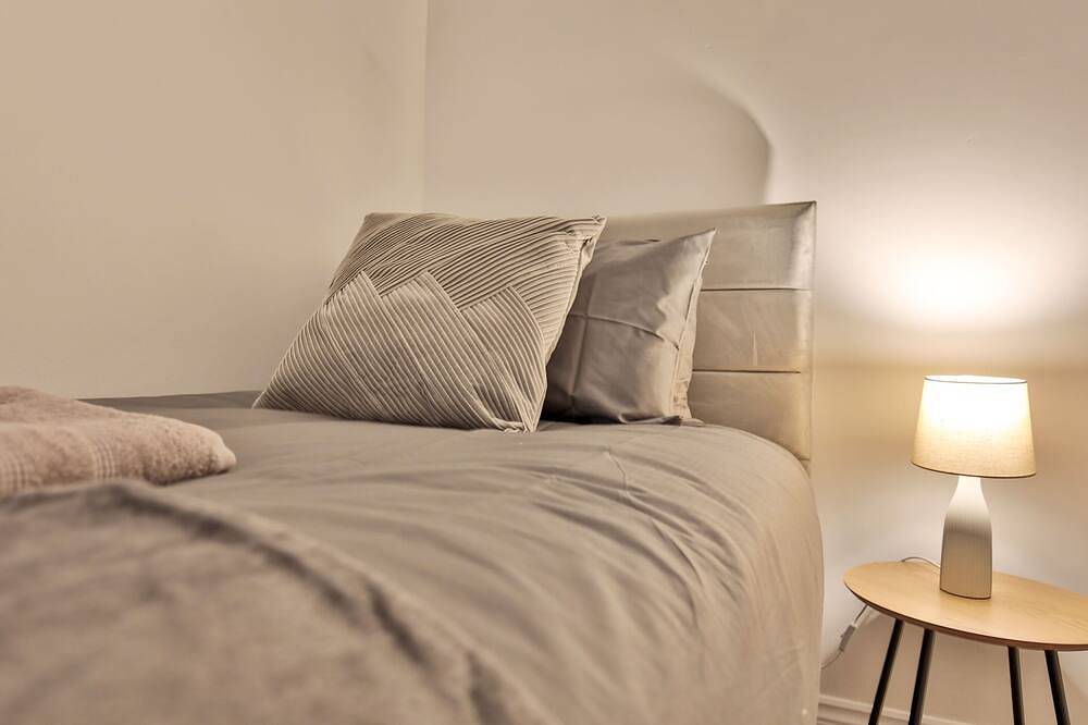 Littlebrooke House, Bolton, Free Parking in Bolton, Greater Manchester