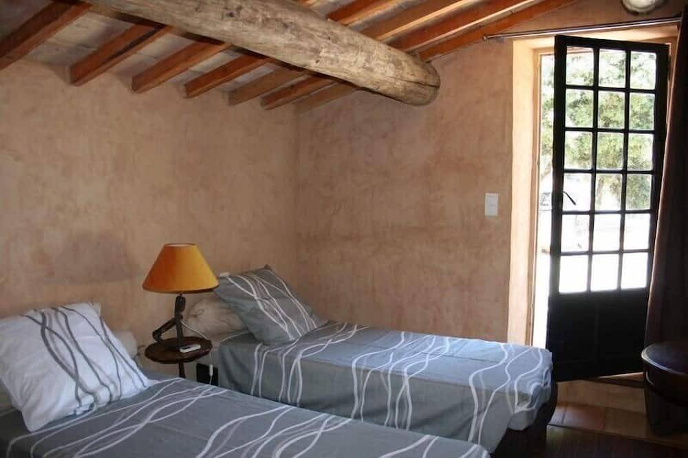 Discover our charming mas with swimming pool for rent in Provence. in Beaumes-de-Venise, Vaucluse