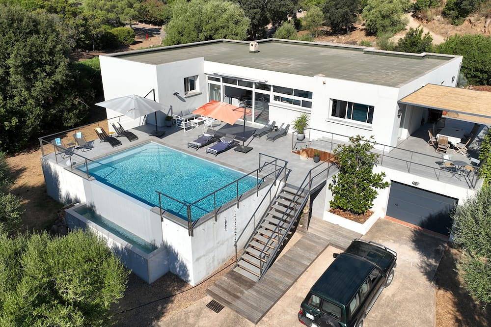 Villa 6 to 12 pers, swimming pool, 3mn walk to beaches, restaurants & water activities in Pinarellu, Zonza