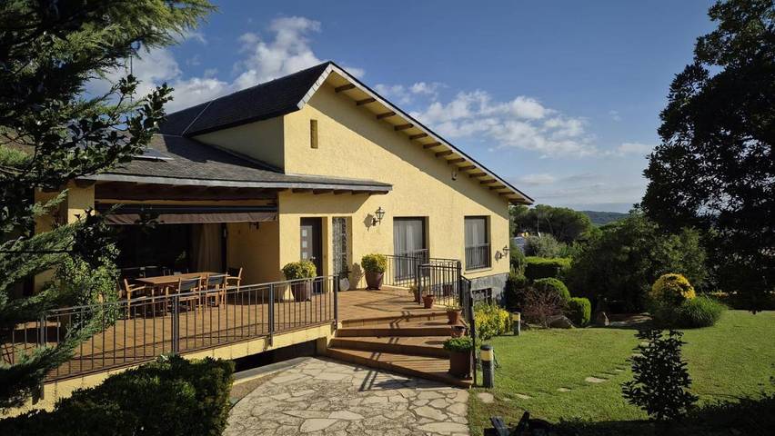 Casa rural para 10 personas, con vistas además de jardín y piscina en Valles Oriental