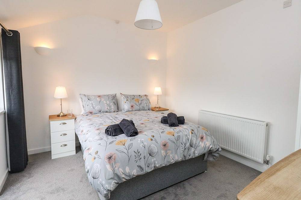 Cliff Barn, pet friendly, with open fire in Burton Bradstock in Burton Bradstock, Dorset