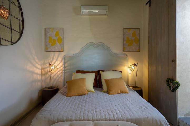 Gîte pour 2 personnes, avec terrasse ainsi que jardin et piscine à Lagnes - 2