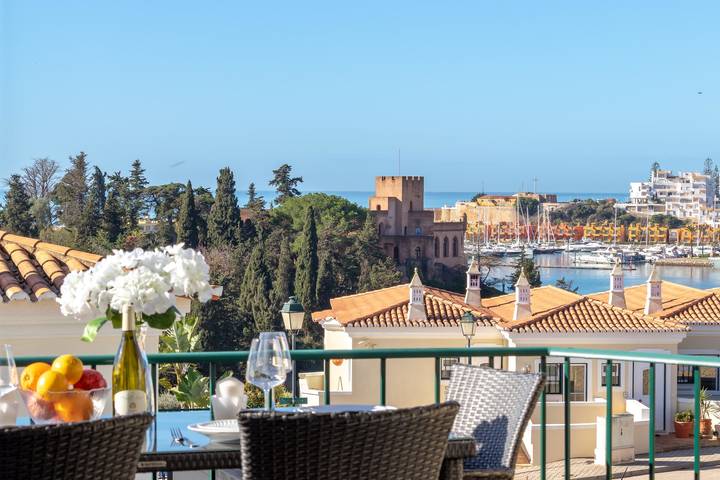 Casa de férias para 4 pessoas, com Vista para o mar e Jardim e ainda Piscina and Vista para o lago em Ferragudo