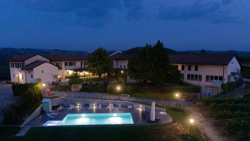 Agriturismo voor 2 personen, with Terras and Tuin as well as Zwembad and Uitzicht in Alba