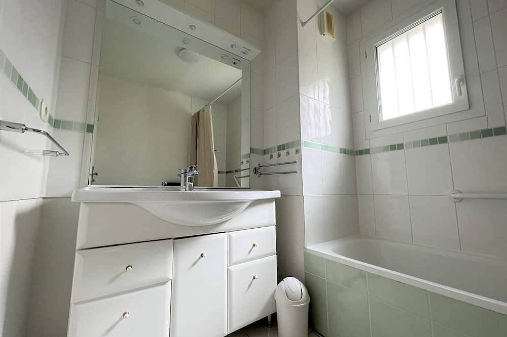 Entire apartment, Cozy 1-Bed Apartment with Terrace, Parking & Internet Near Thermal Baths in Cambo-les-Bains, Bayonne region
