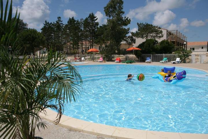Appartement de vacances pour 5 personnes, avec piscine et terrasse