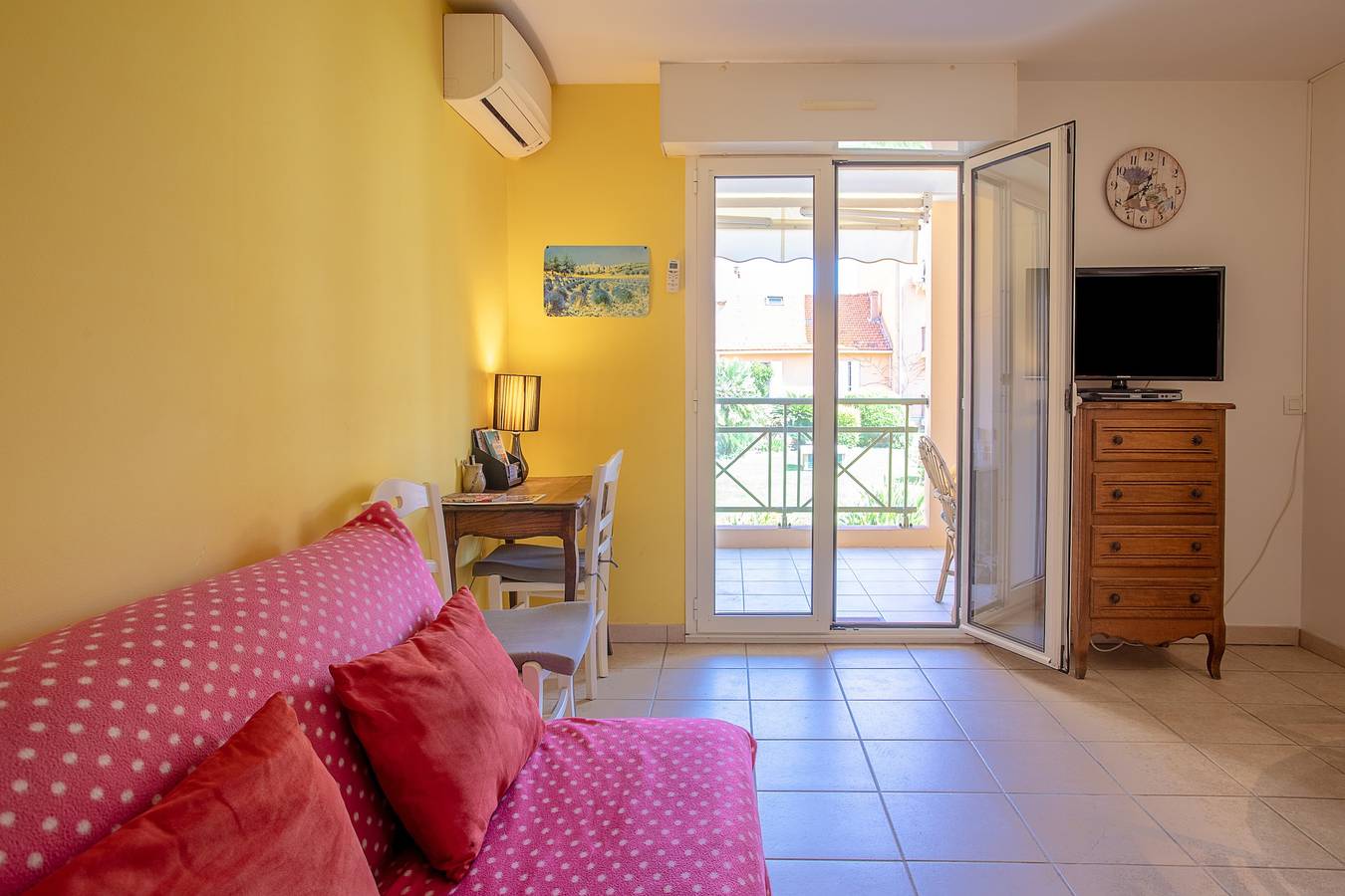 Appartement entier, Appartement de vacances "Stomolocation" avec terrasse privée, climatisation et Wi-Fi. in Sainte-Maxime, Côte méditerranéenne (France)