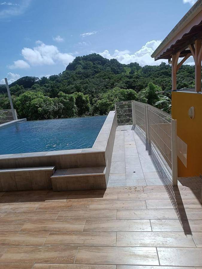 Location de vacances pour 2 personnes, avec jardin ainsi que vue et piscine à Saint-Esprit (homonymie) - 3