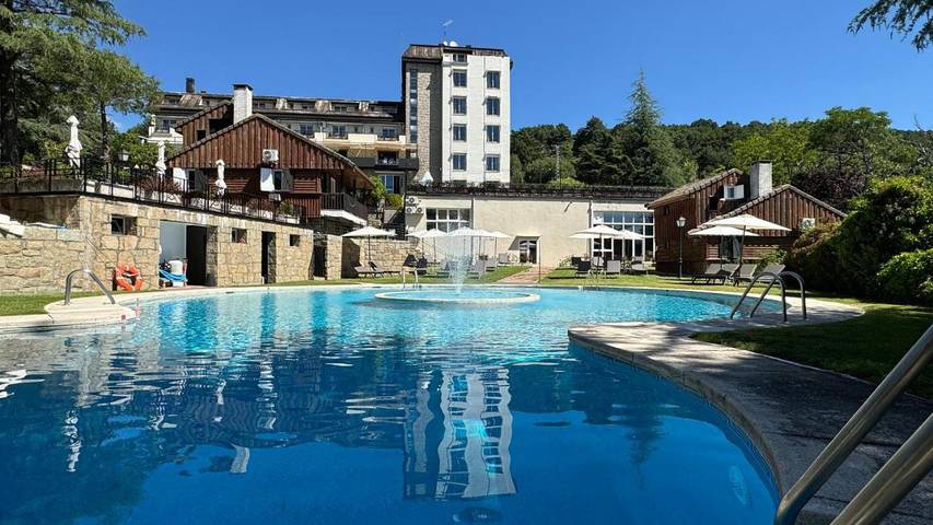 Apartamento para 2 personas, con piscina y vistas además de jardín y sauna en Navacerrada