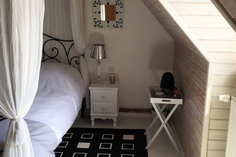Spacious villa with heated indoor pool in Chazé-sur-Argos, Vallée de la Loire