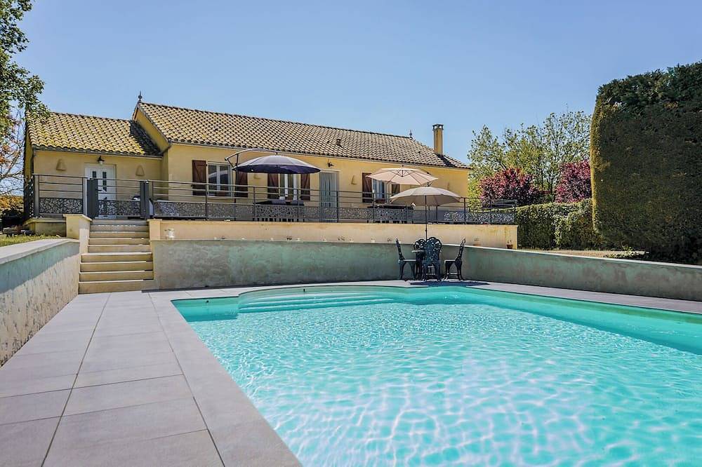 Parignac, holiday home for 8 persons with enclosed garden and heated pool in Payrignac, Quercy