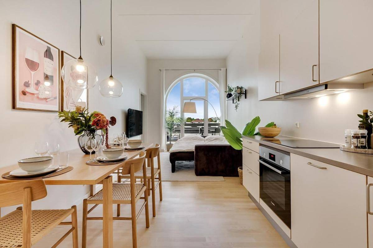 Appartement entier, Højloftet stilfuld lejlighed tæt på centrum med altan in Odense, Région d'Odense
