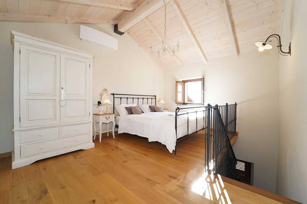 Villa Viviana 10P Luxury by Villasretreats, w/Pool, A/C, Wifi, Bbq near 5 Terre in Licciana Nardi, Nationalpark Toskanisch-Emilianischer Apennin