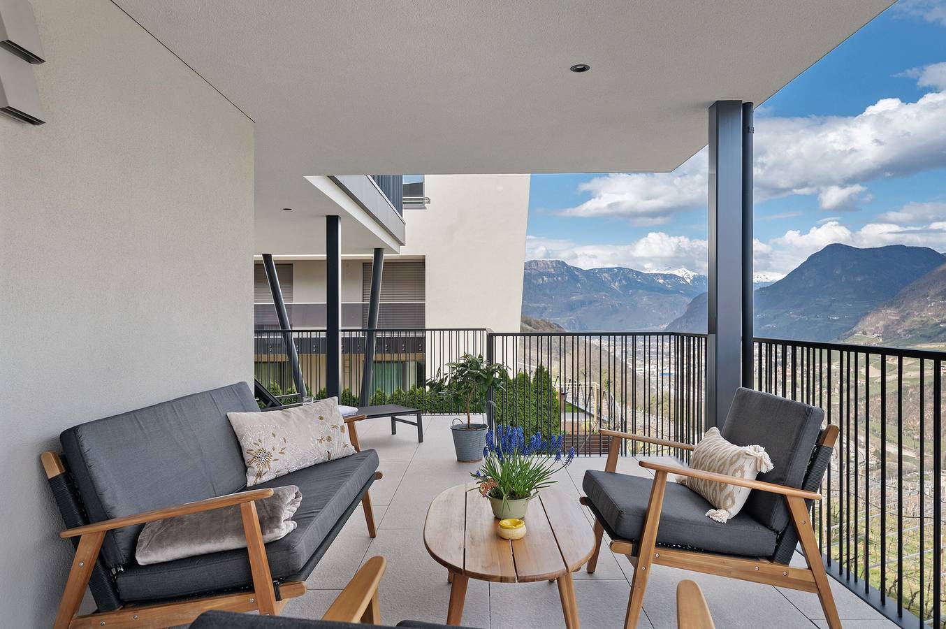 Entire apartment, New Apartment 'Vinea Guesthouse Terrace' with Mountain View, terrace and Air Conditioning in Karneid, Rosengarten-Latemar