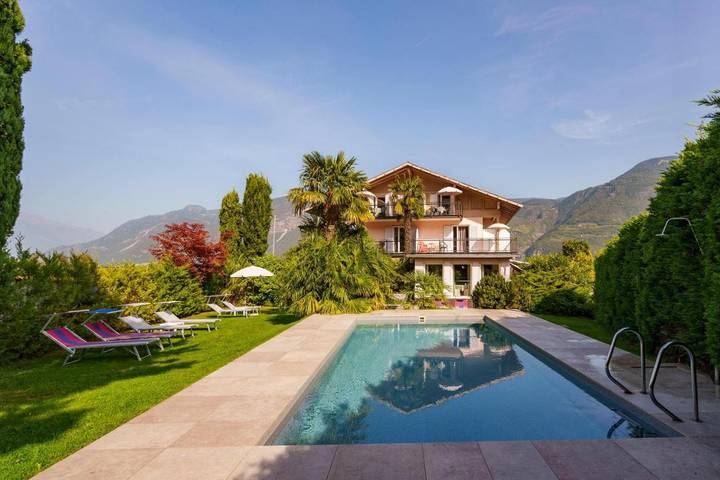 Hotel für 5 Personen, mit Balkon und Terrasse sowie Garten und Pool in Nals