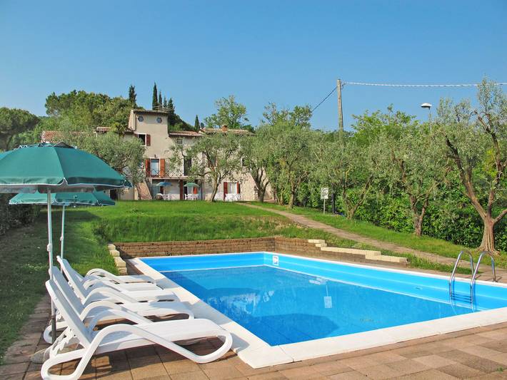 Ferienwohnung für 4 Personen, mit Terrasse und Garten in Garda