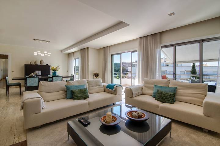 Ganze Wohnung, Modernes Penthouse “Olhos Água” mit Wlan, Balkon, Terrasse und Pool; Parkplätze verfügbar in Aldeia das Açoteias, Albufeira e Olhos de Água