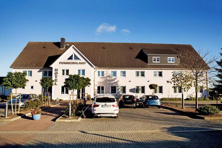 Hotel, mit Terrasse und Garten in Anklam
