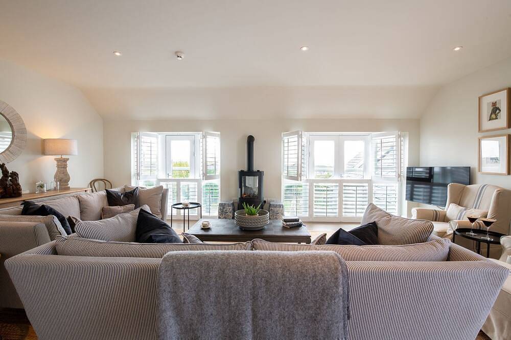 Entire apartment, The Nest at The White Eagle : Stylish 4-Bed Coastal Escape in Rhoscolyn | Managed by Anglesey Holida in Rhoscolyn, Isle of Anglesey
