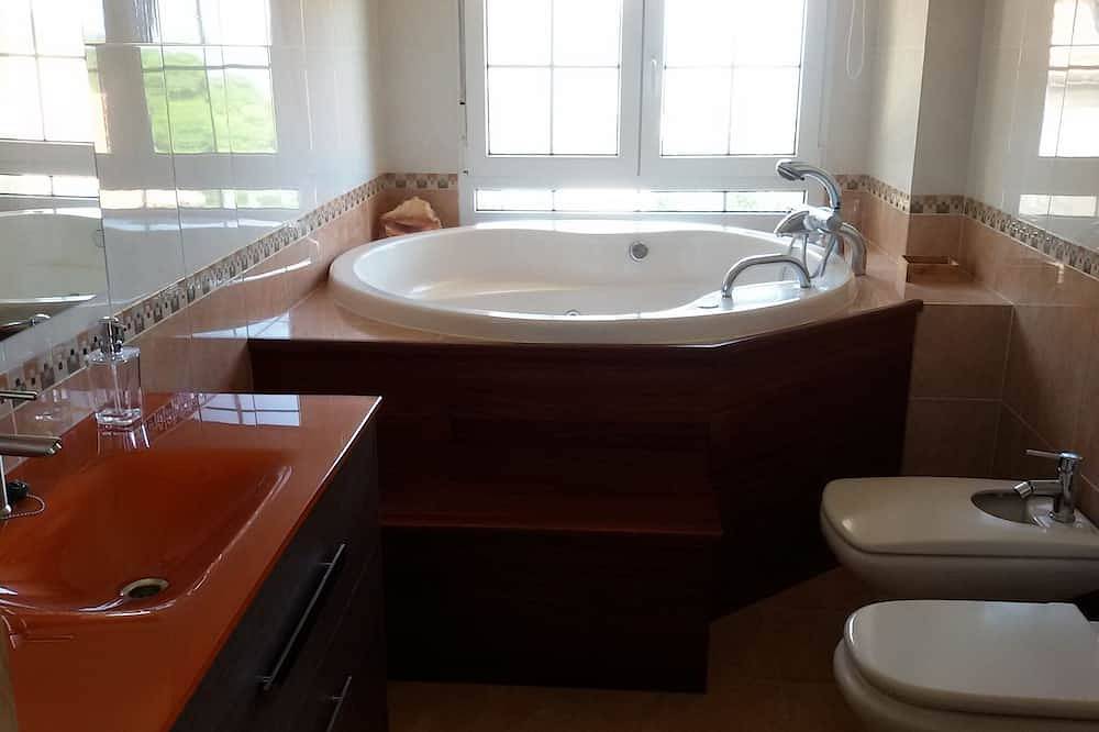 Apartamento entero, Apartamento con Jacuzzy y terraza en playa Sonabia. Vistas al mar y  montaña. in Castro Urdiales, Costa de Cantabria