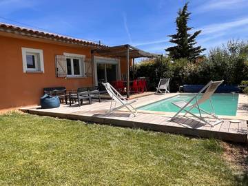 Location de vacances pour 8 personnes, avec jardin ainsi que vue et piscine à Alba-la-Romaine