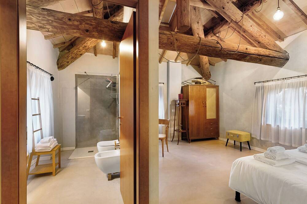 Villa 'Il Bozzolo Boutique Apt Mimosa Mimosa' where Relaxation meets Design in Valeggio sul Mincio, Verona Province